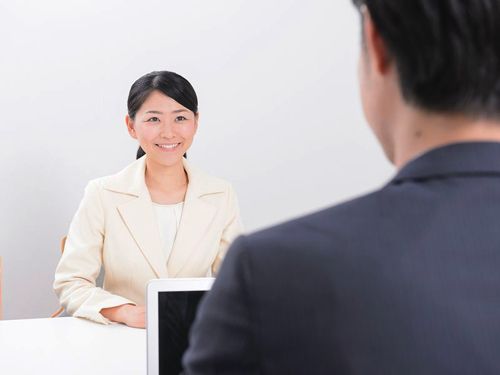 女性の面接官と面接