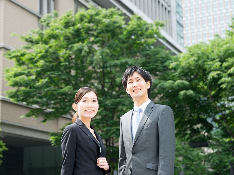 空を見る女性と男性