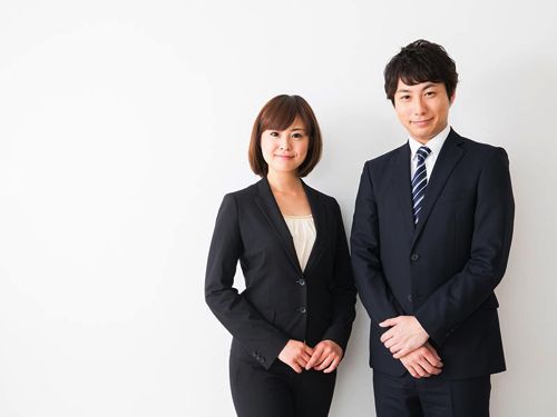 スーツを着た女性と男性